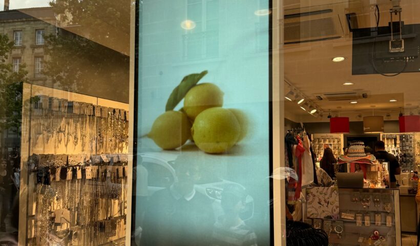 écran vitrine magasin avec des citrons