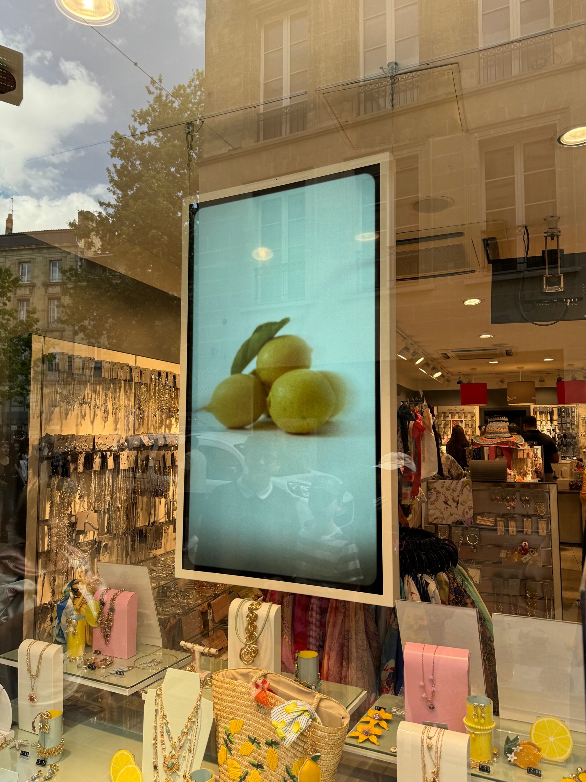 écran vitrine magasin avec des citrons