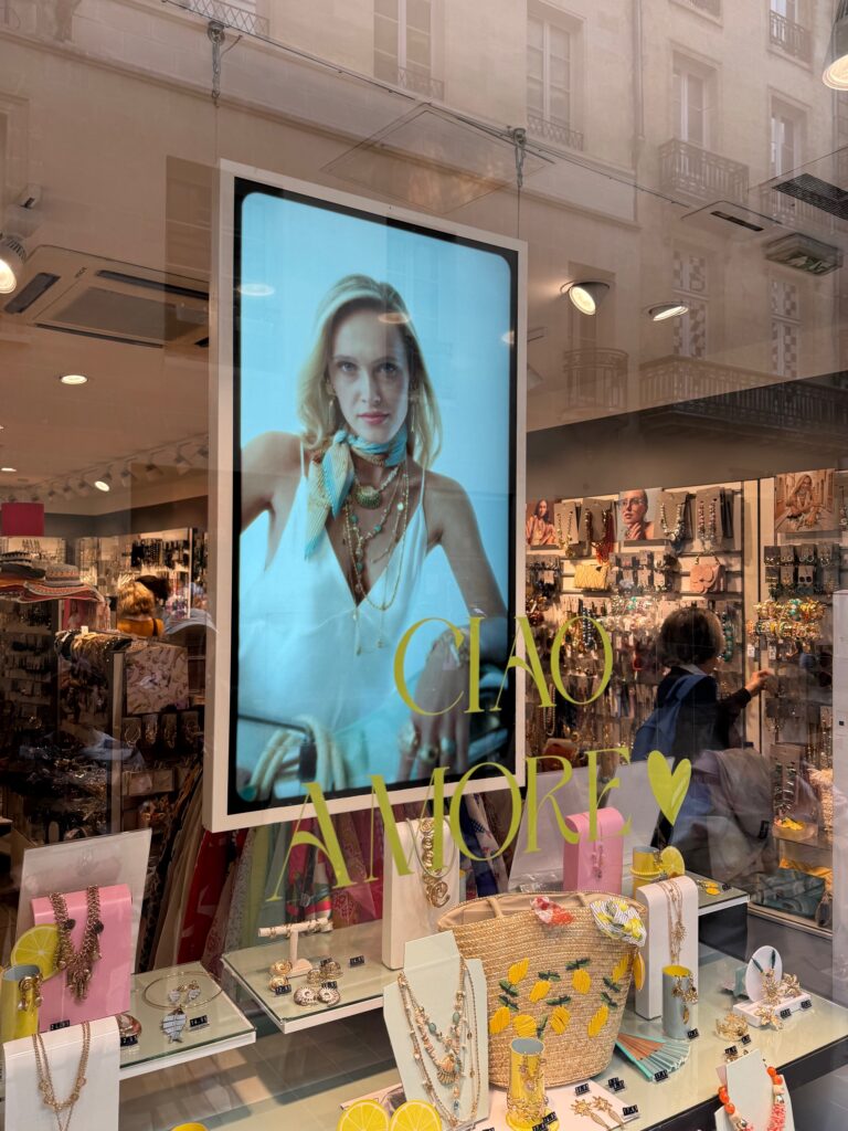 écran vitrine magasin chez Bijou Brigitte avec son Motion Poster