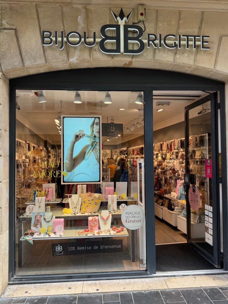 Motion poster en vitrine Bijou Brigitte Bordeaux, exemple d'affichage dynamique en magasin