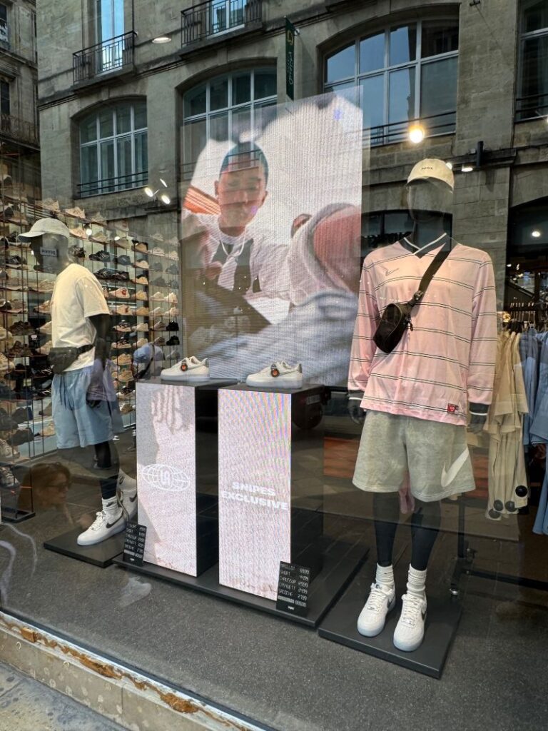 Présentoir LED à chaussures Snipes, affichage dynamique intégré au mobilier de vente
